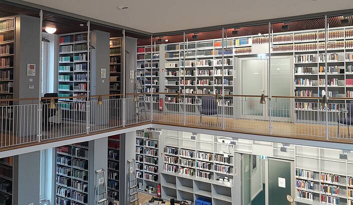 Innenansicht der Bibliothek des Max-Planck Instituts Göttingen (MPI MMG)