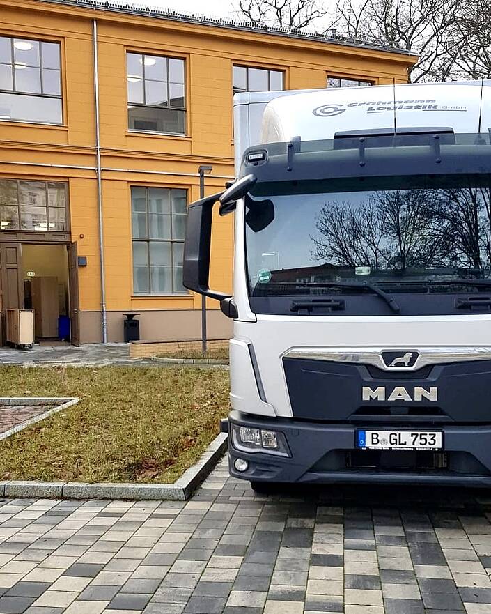 Vorderansicht eines LKW vor Gebäude