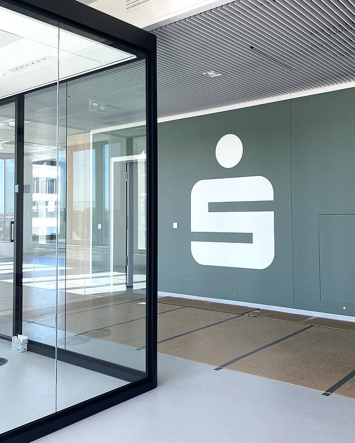 Flur im noch leeren Neubau der Berliner Sparkasse
