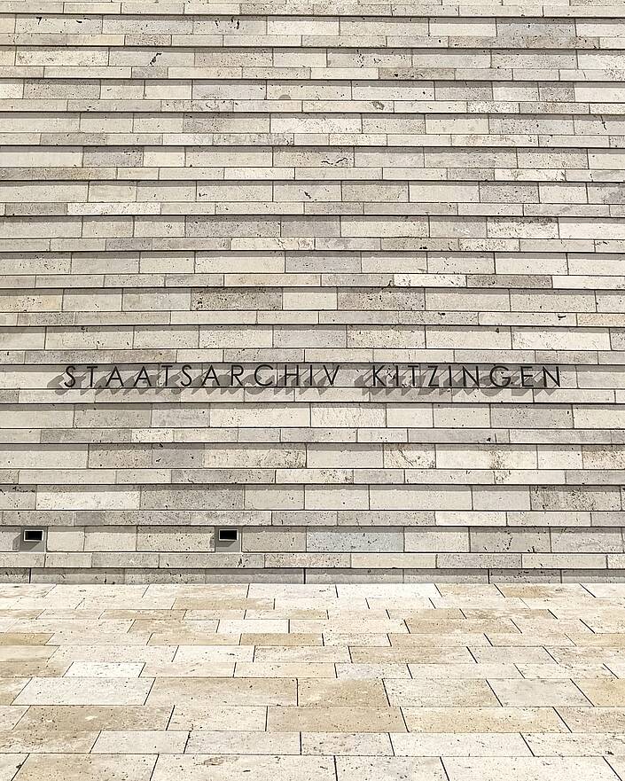 Schriftzug Staatsarchiv Kitzingen an Fassade aus Stein
