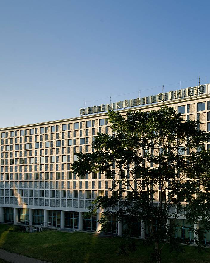 Fassade der Amerika Gedenkbibliothek, Baum im Vordergrund