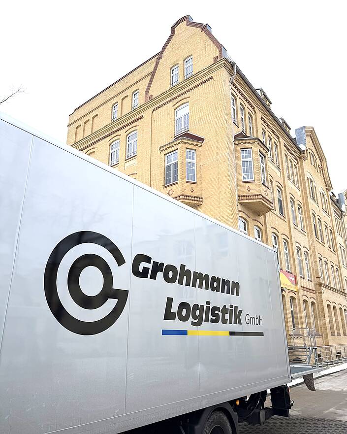 LKW vor Gebäude