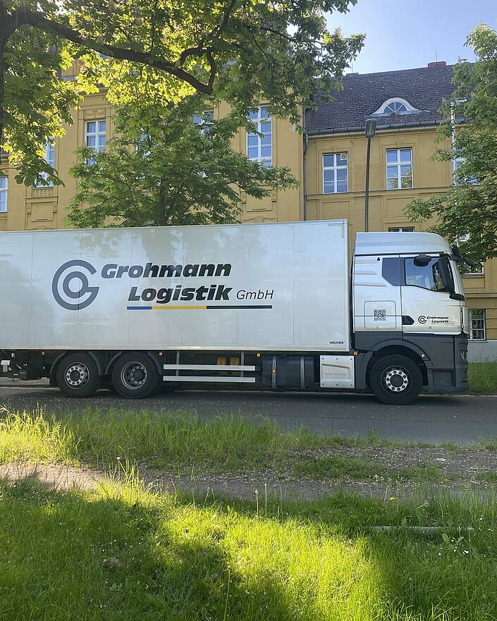 LKW vor dem Gebäude des Umweltbundesamtes in Berlin Dahlem