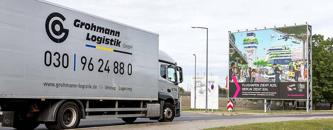 Grohmann Logistik LKW am Flufhagen Tegel vor Schild zum Umzug des Flughafens
