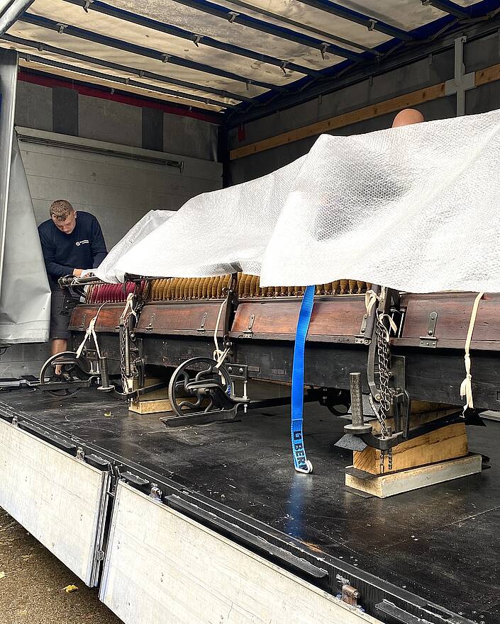 Verladung einer Maschine auf LKW Ladefläche