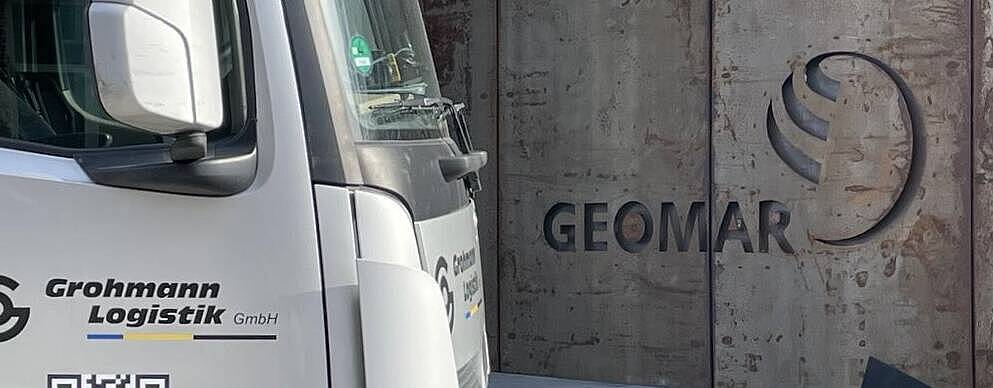 LKW vor Geomar Haupteingang mit Logo
