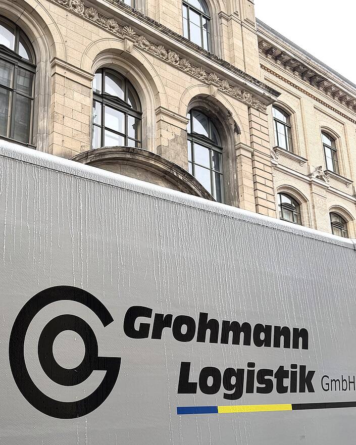 LKW vor historischer Fassade