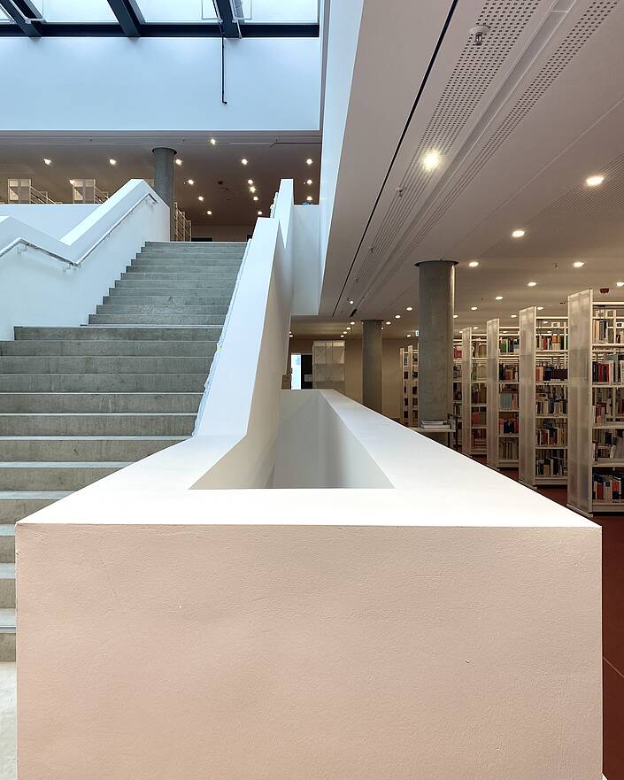 Blick auf Treppe in Bibliotheksgebäude