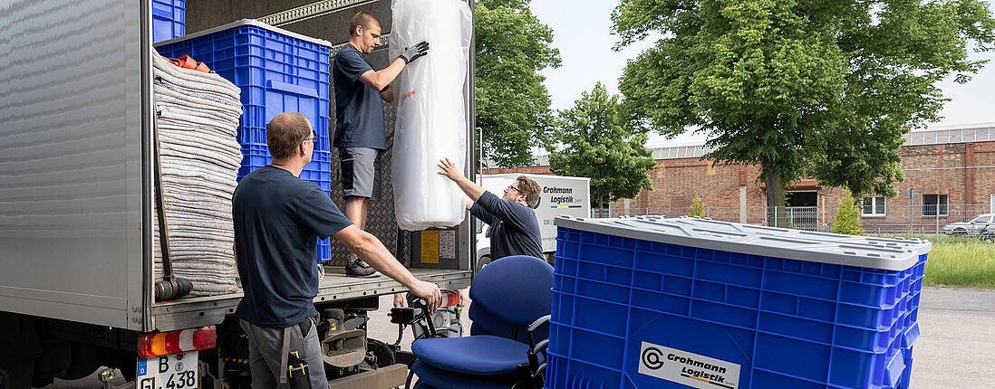 Mitarbeitende von Grohmann Logistik beim Entladen eines LKWs