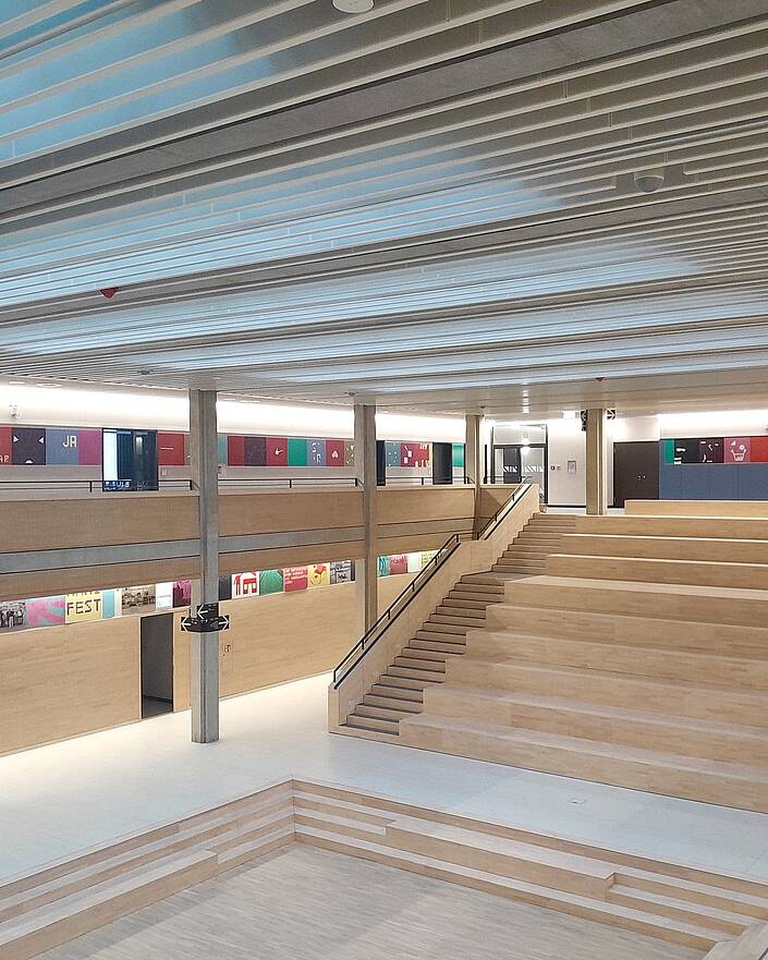 Aula Schule mit Treppe ins Foyer