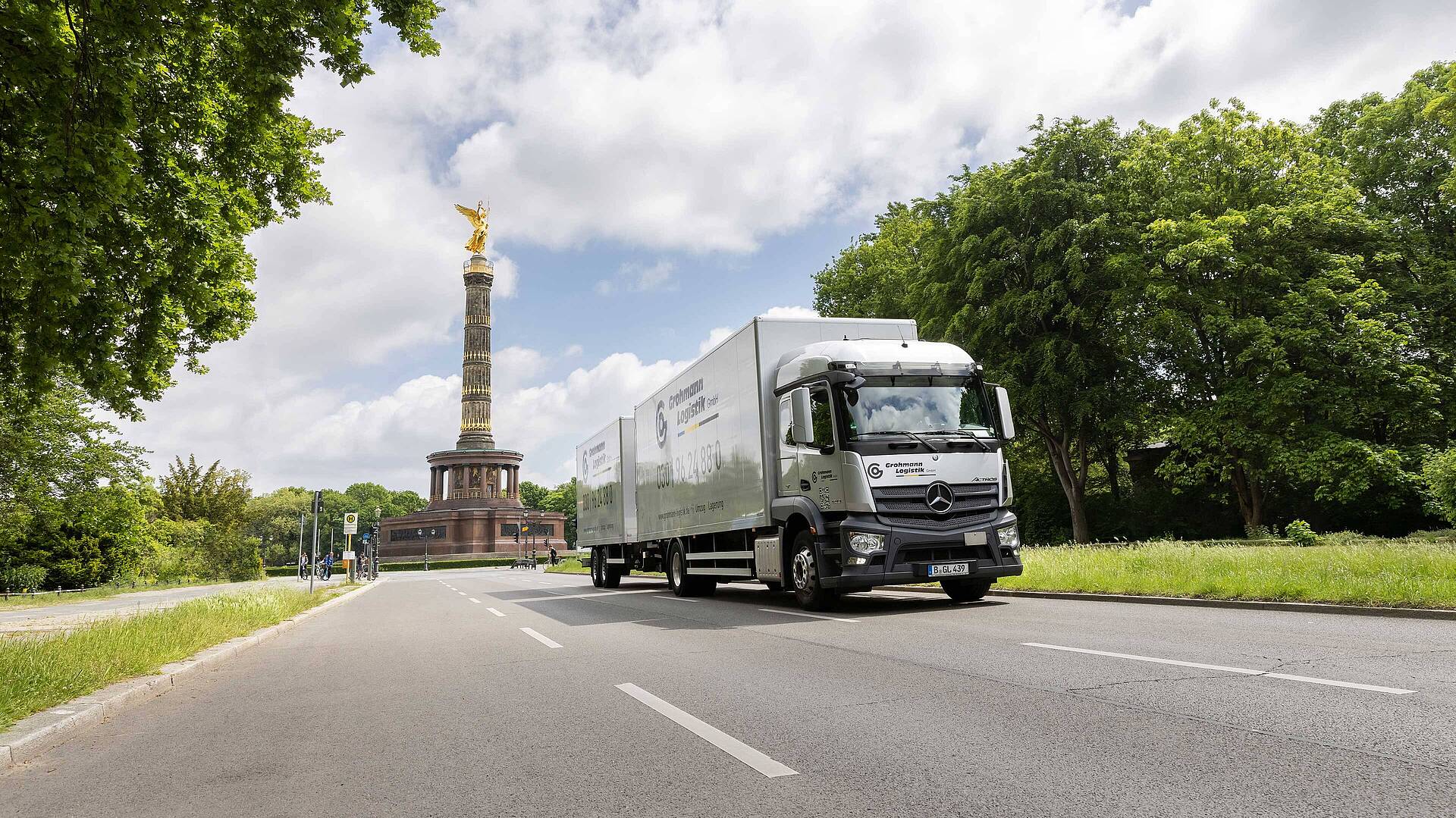 Umzugsunternehmen in Berlin . Grohmann Logistik LKW vor der Siegessäule