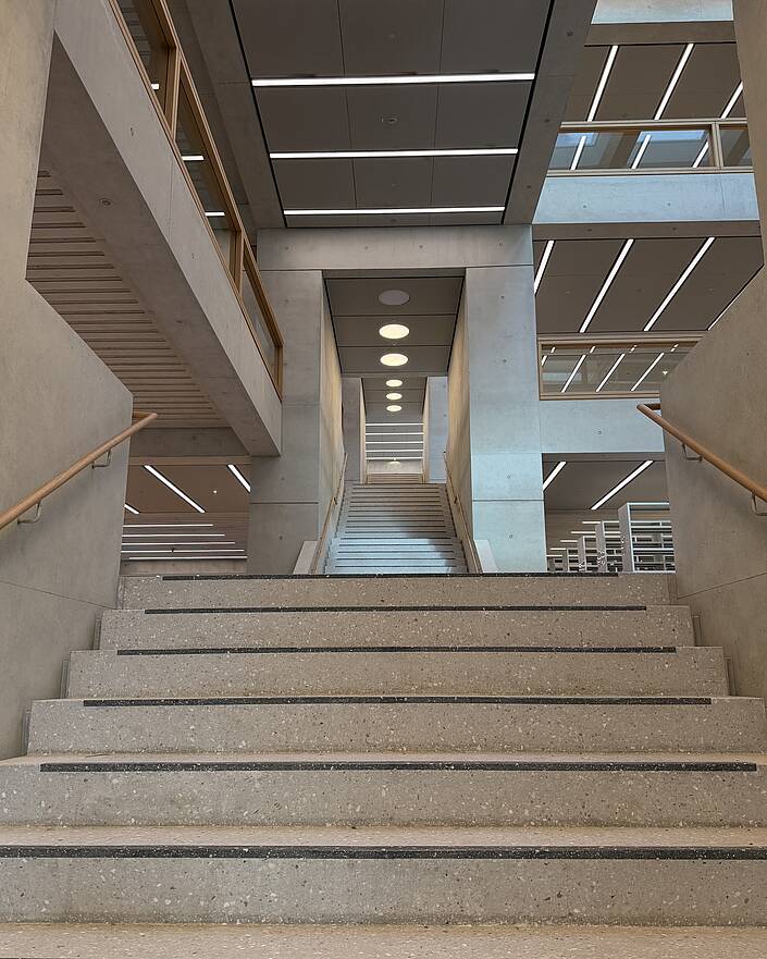 Innenansicht Bibliotheksgebäude Treppe