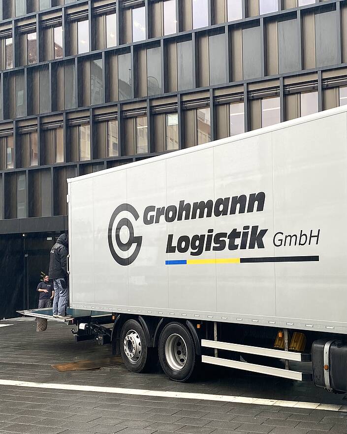 Umzugswagen vor Gebäude