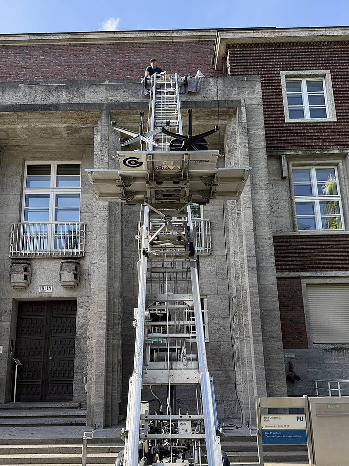 Möbelliftanlage vor historischem Gebäude