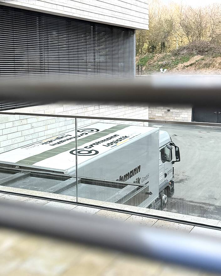 LKW von oben an Ladezone