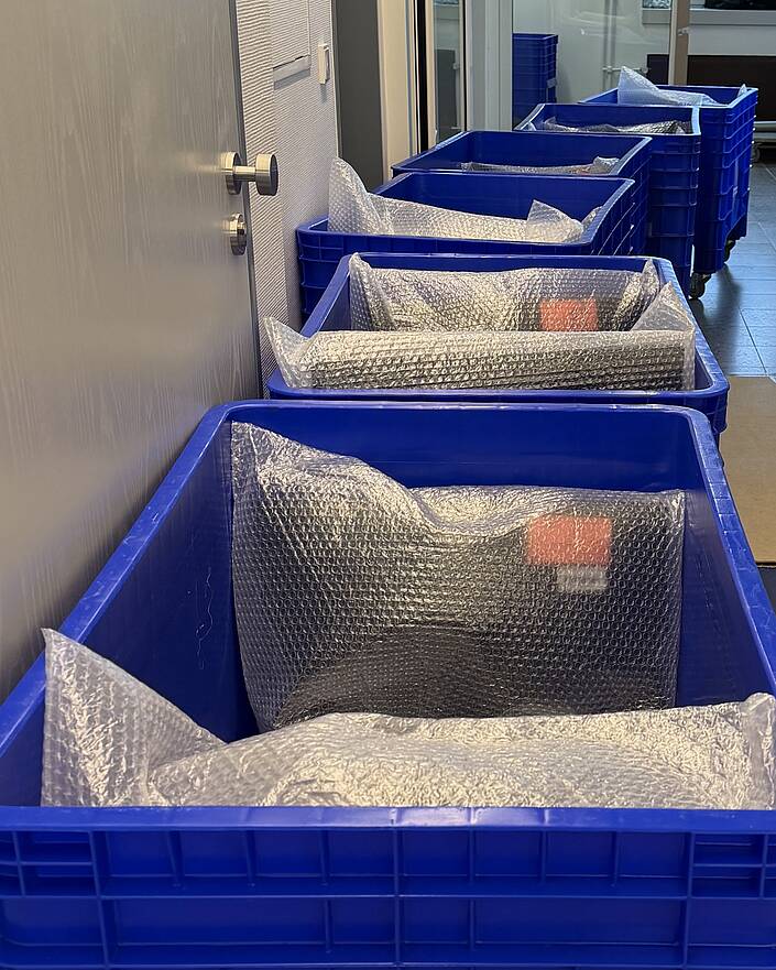Umzugs-Transportwannen mit verpackten Bildschirmen