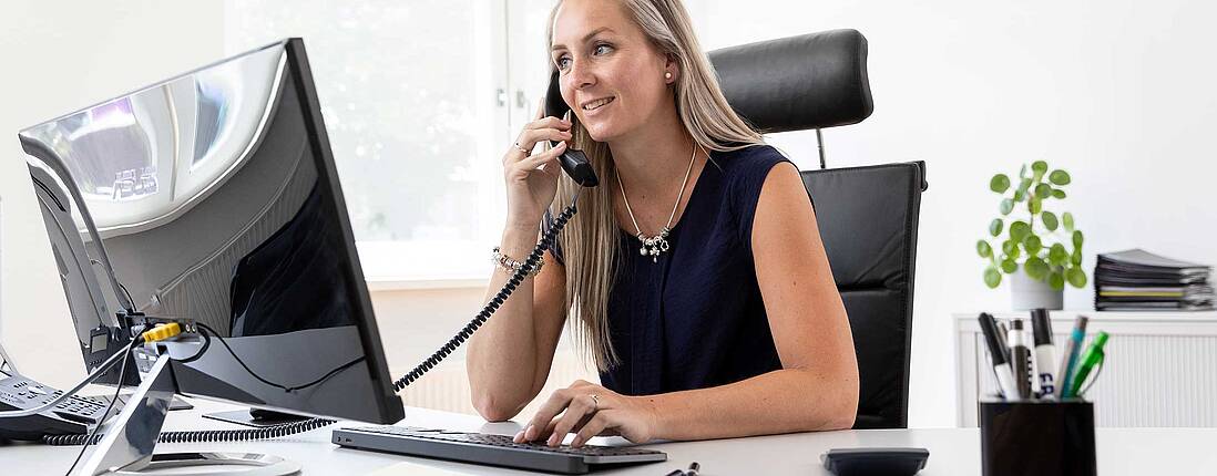 Grohmann Logistik Mitarbeiterin am Telefon