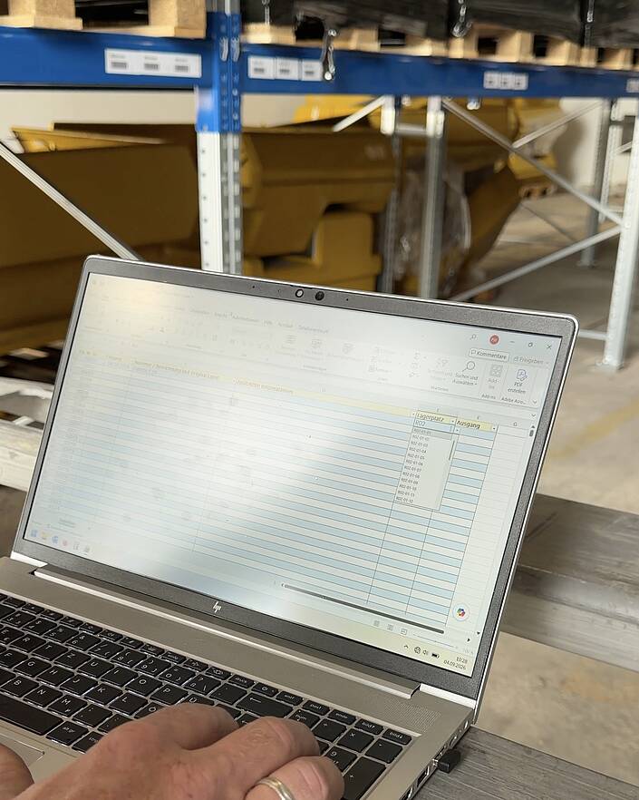 Laptop Bildschirm mit Hand die schreibt